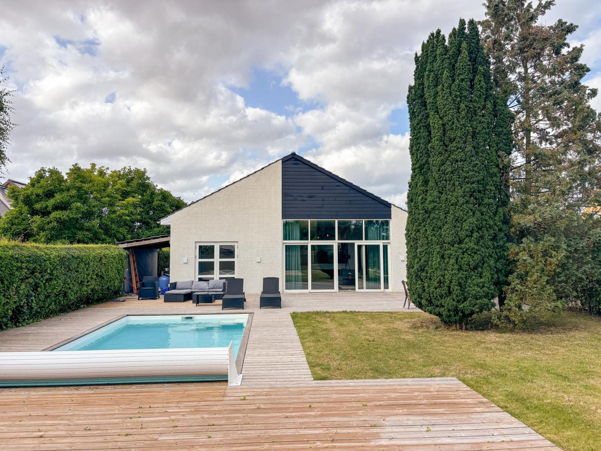 Luxury 300 Square Meter With Pool *